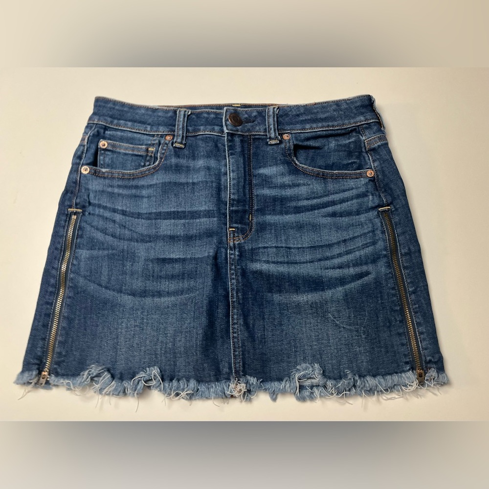 American Eagle Outfitters denim skirt. Zipper detail. Excellent condition, sz 8